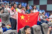 华体会-观众热情助威，运动员勇往直前