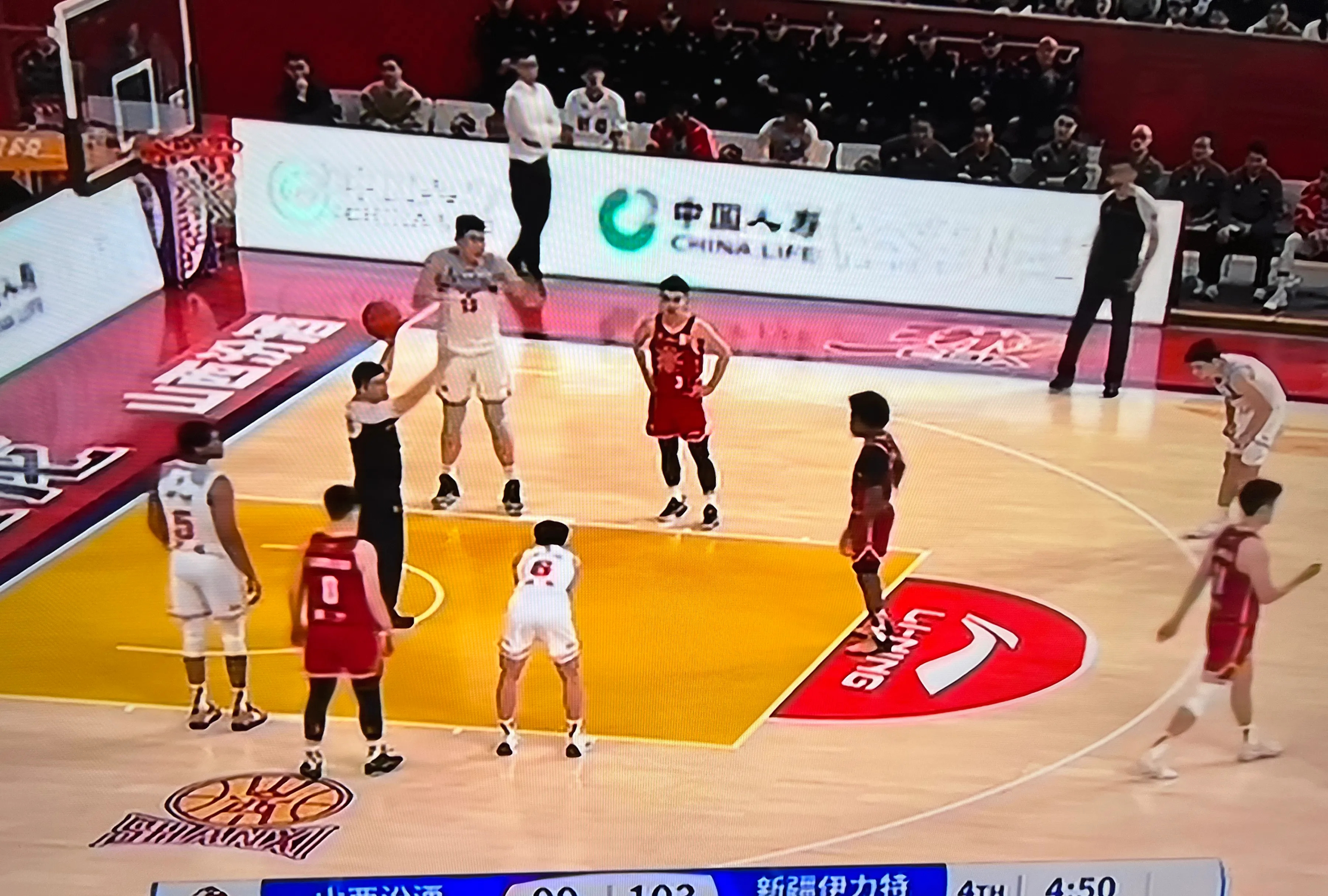 新疆男篮击败山西队，排名升至榜首