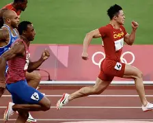 沙特阔步短跑选手创奇迹，惊艳亮相