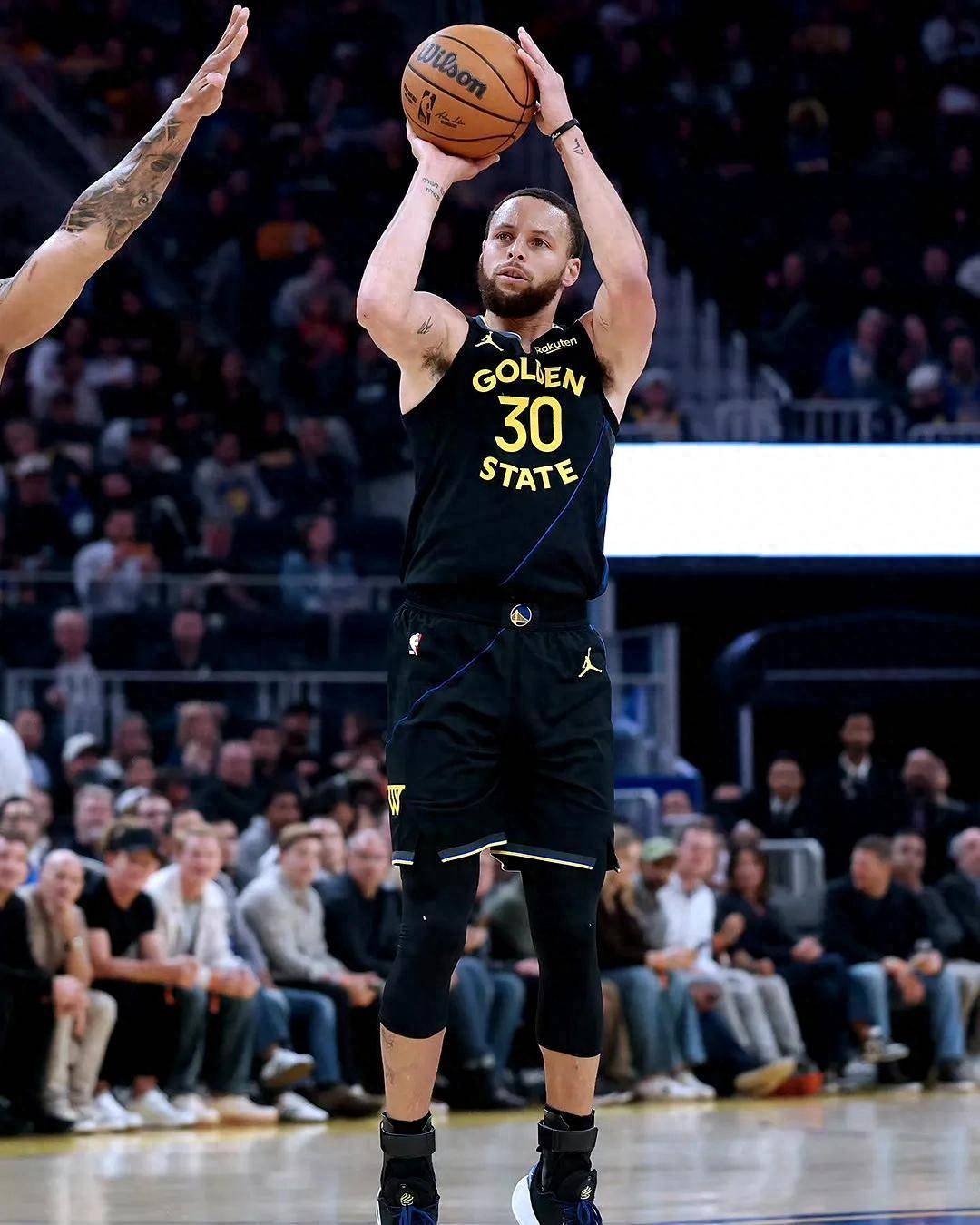 勇士主场大胜小牛，库里再度砍下35分