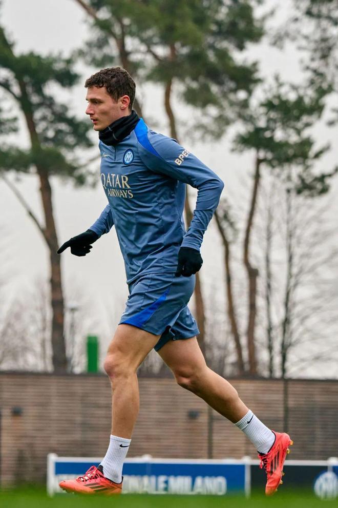 关于欧洲预选赛球员技术风采，对手望风而逃的信息