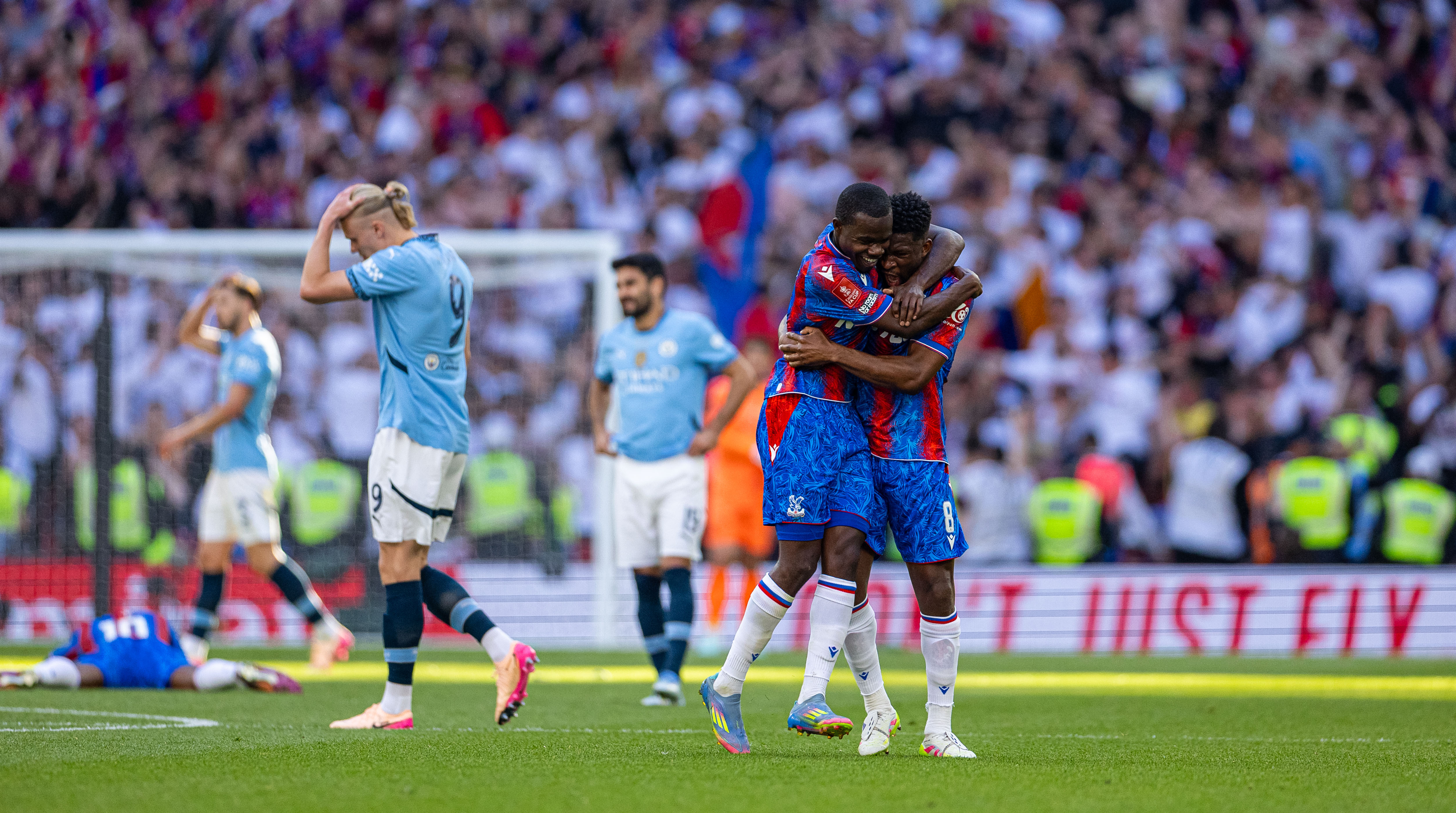 重要足球赛事上球队获得胜利