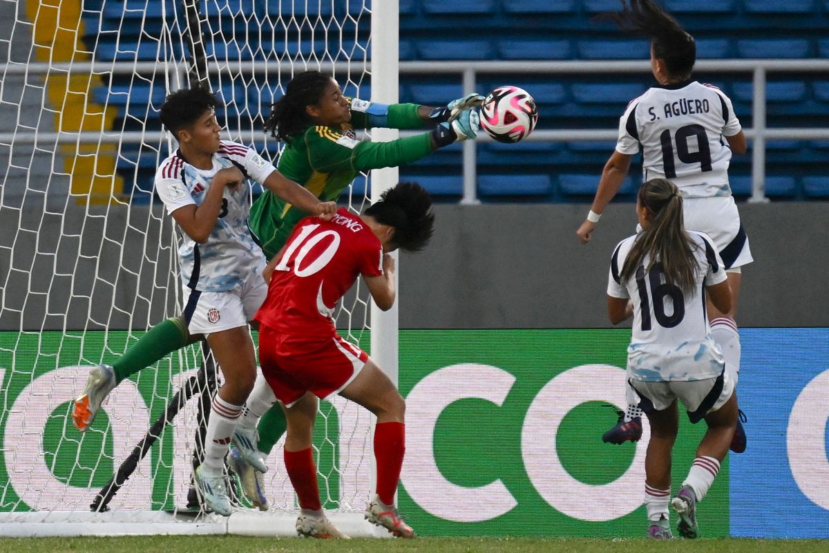 欧洲女足联赛中一场激烈的对决