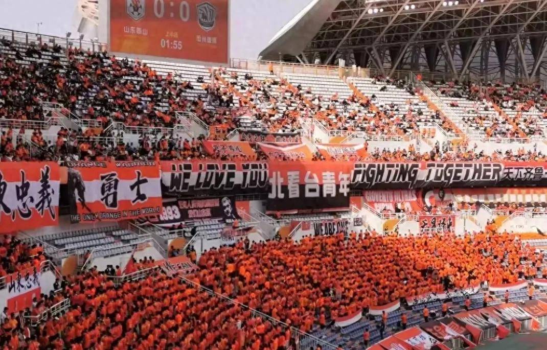 现场观众在比赛中尽情高呼助威 现场观众在比赛中尽情高呼助威