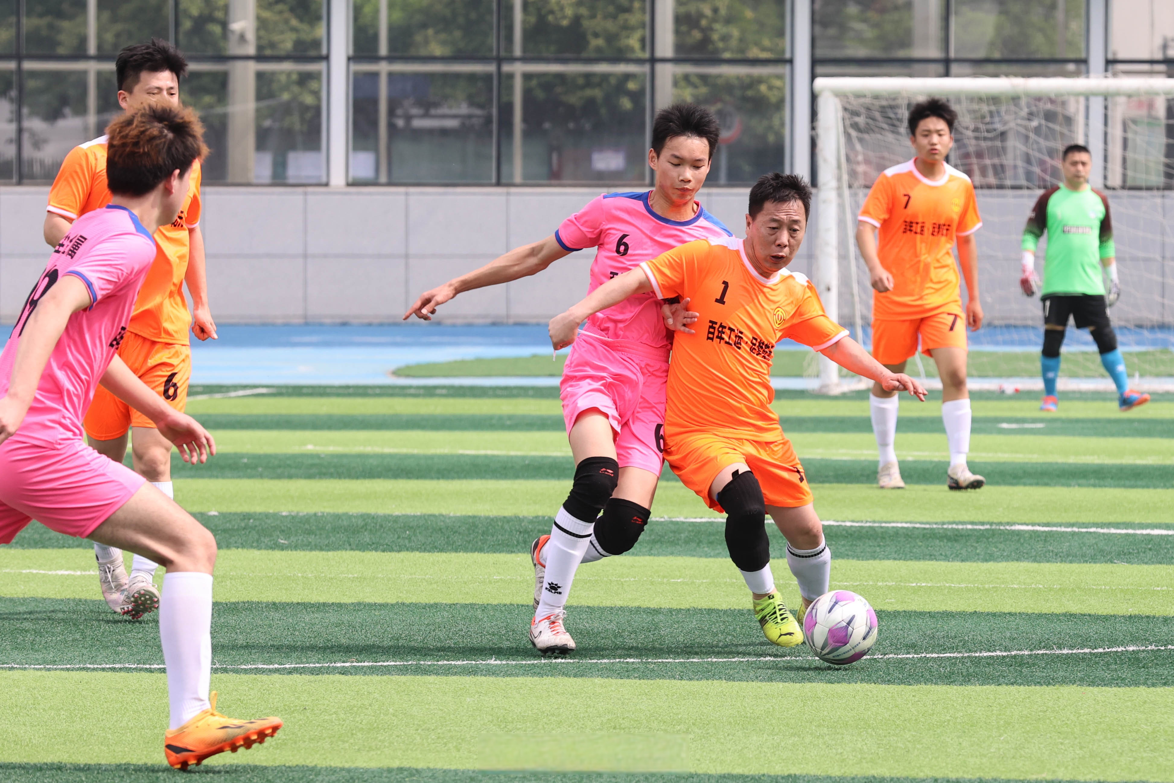 中国足球联赛中球员们的拼搏精神