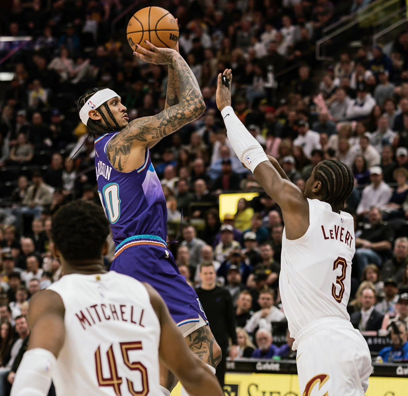 爵士险胜骑士,米切尔砍下25分 爵士险胜骑士,米切尔砍下25分