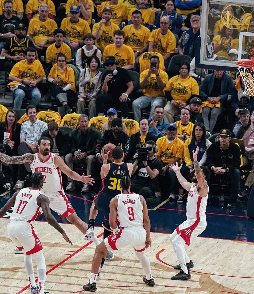 勇士主场轻取老鹰,取得六连胜 勇士主场轻取老鹰,取得六连胜