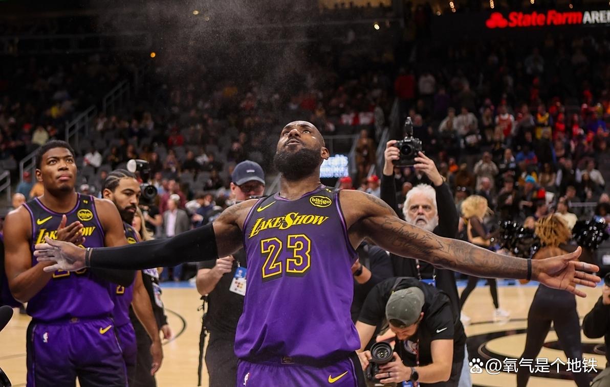 詹姆斯单节15分，湖人胜开拓者