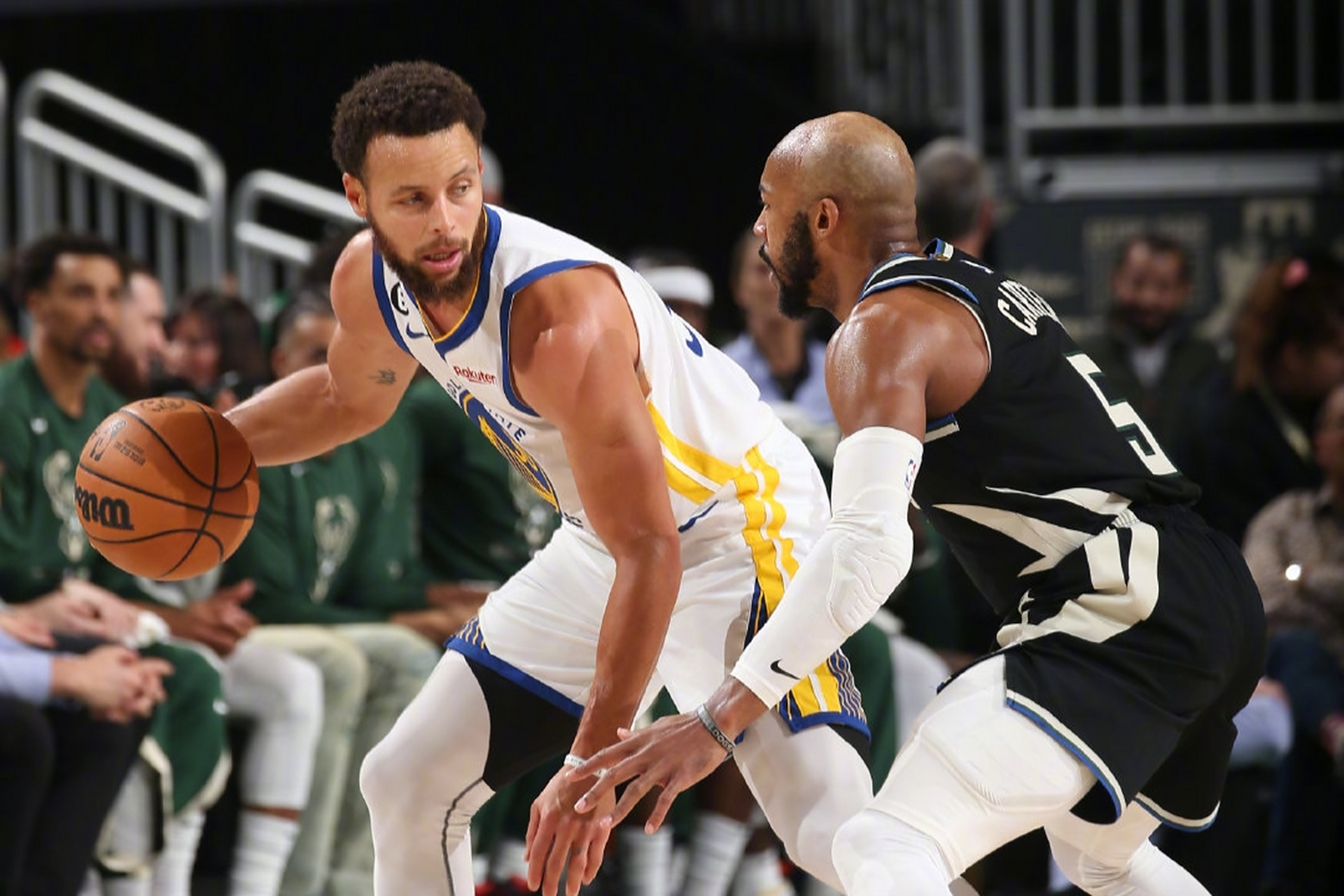 鹈鹕客场不敌雄鹿，遭遇失利