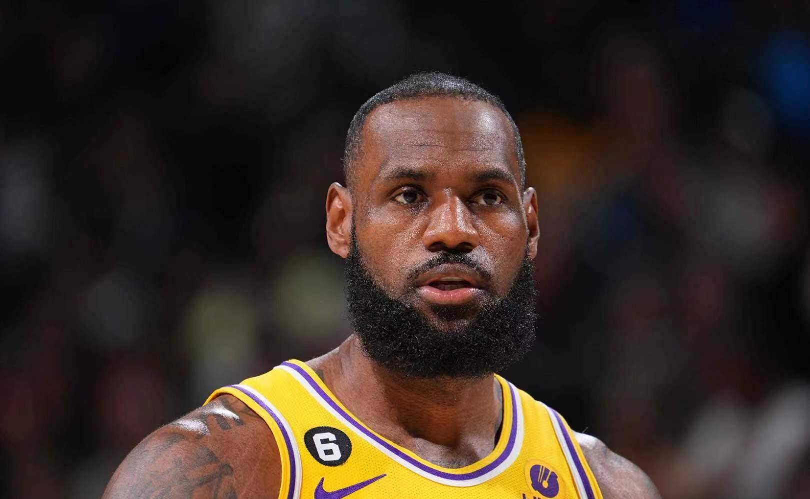 爵士主场力克火箭，霍华德空砍28分